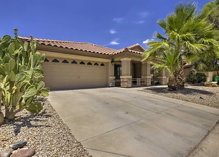 Chic Getaway W/ Outdoor Oasis & Pool Holiday home *